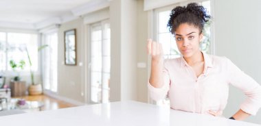 Afro saç ile güzel Afrikalı Amerikan kadın geniş açı el ve parmaklar emin ifade ile Italyan jest yapıyor