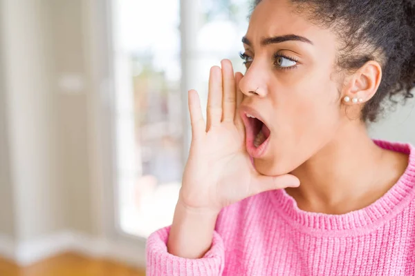 Hermosa Joven Afroamericana Americana Con Pelo Afro Gritando Gritando Fuerte — Foto de Stock