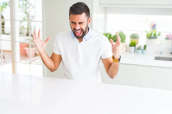 Ισπανόφωνος Όμορφος Άνθρωπος Περιστασιακή Λευκό Shirt Στο Σπίτι Γιορτάζει Τρελών — Φωτογραφία Αρχείου