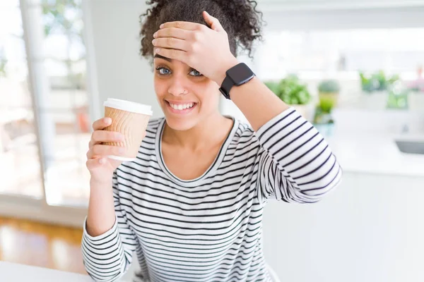 Fiatal Afroamerikai Lány Iszik Egy Kávét Egy Elvenni Papírpohár Hangsúlyozta — Stock Fotó