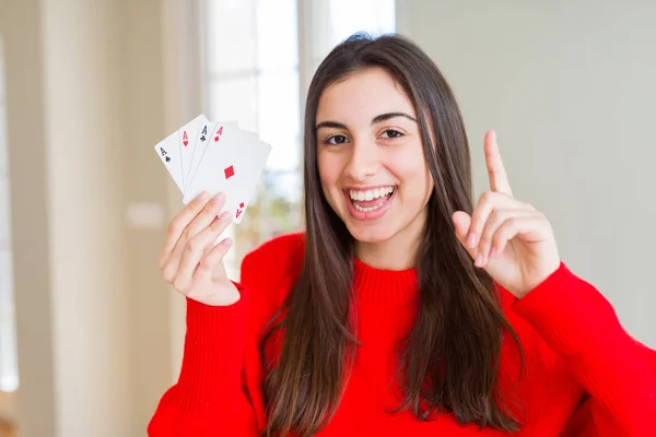 Hermosa Joven Jugando Póquer Sorprendida Con Una Idea Pregunta Apuntando —  Fotos de Stock