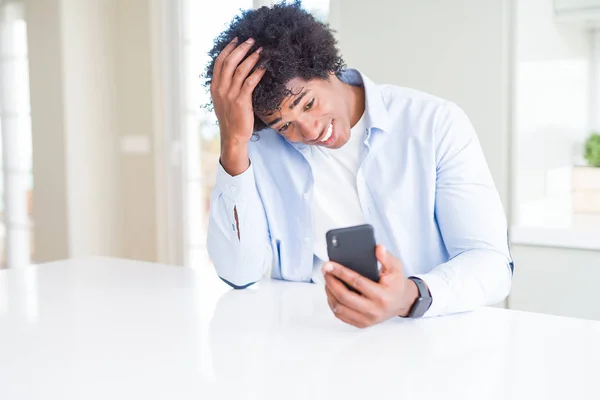 Afroamerický Muž Používající Smartphone Rukou Hlavě Šokovaný Hanbou Překvapením Rozzlobený — Stock fotografie