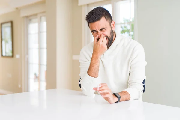 Hombre Hispano Guapo Usando Suéter Blanco Casual Casa Oliendo Algo — Foto de Stock