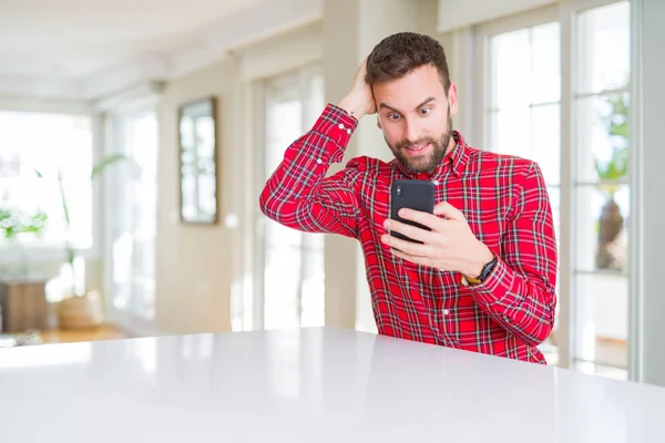 Hombre Guapo Usando Teléfono Inteligente Estresado Con Mano Cabeza Sorprendido —  Fotos de Stock