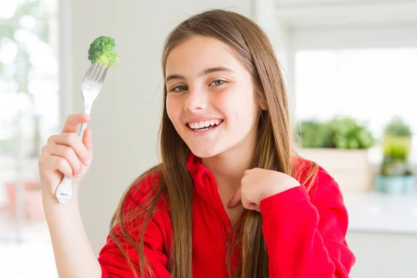 Bella Ragazza Mangiare Broccoli Freschi Con Faccia Sorpresa Puntando Dito — Foto Stock