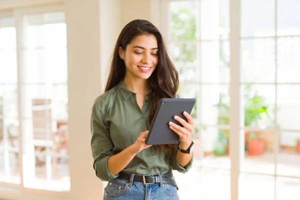 Belle jeune femme travaillant à l'aide d'une tablette tactile — Photo