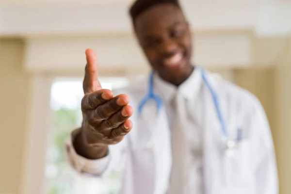 Zbliżenie Afrykańskich Lekarz Oferuje Ręcznie Zapraszamy Dłoń Potrząsać Uśmiechając Się — Zdjęcie stockowe