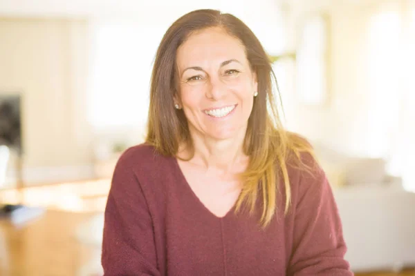 Hermosa Mujer Mediana Edad Sonriendo Casa —  Fotos de Stock