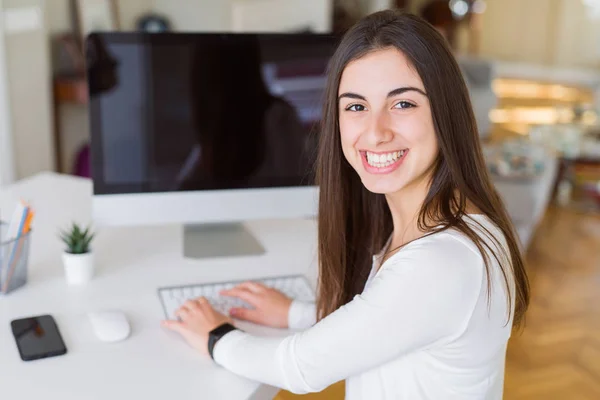 Jovem Sorrindo Trabalhando Usando Computador Mostrando Uma Tela Branco Fundo — Fotografia de Stock