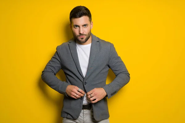 Joven Hombre Guapo Posando Modelando Sobre Fondo Aislado Amarillo —  Fotos de Stock