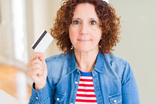 Senior Mulher Segurando Cartão Crédito Como Pagamento Com Uma Expressão — Fotografia de Stock