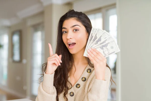 Молода Жінка Тримає Банкноти Доларів Здивована Ідеєю Або Питанням Вказує — стокове фото