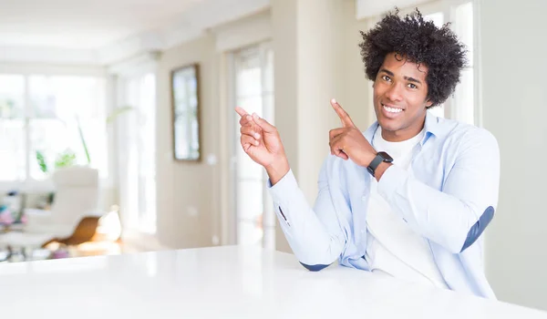Afro Américain Maison Souriant Regardant Caméra Pointant Avec Deux Mains — Photo