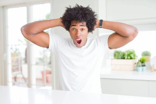 Joven Hombre Afroamericano Vistiendo Camiseta Blanca Casual Sentado Casa Loco — Foto de Stock