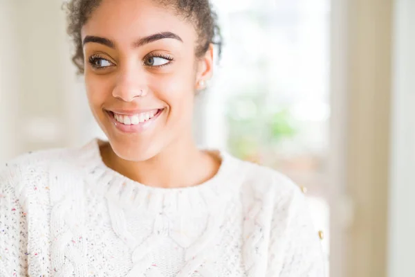 Mulher Americana Africana Bonita Jovem Com Cabelo Afro Vestindo Camisola — Fotografia de Stock