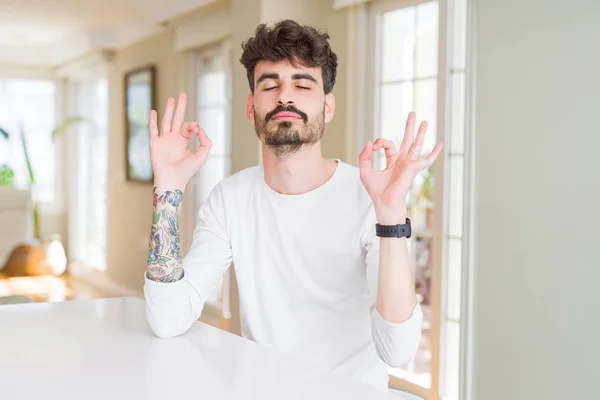 Jovem Vestindo Camisa Casual Sentado Mesa Branca Relaxar Sorrir Com — Fotografia de Stock