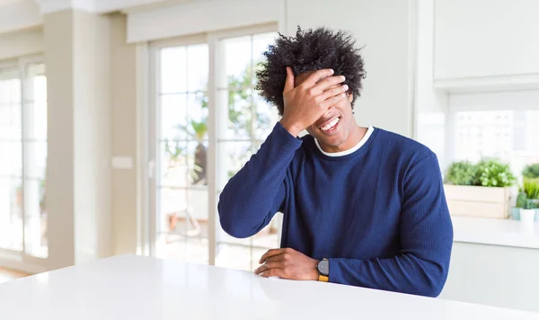 Joven Hombre Afroamericano Con Suéter Casual Sentado Casa Sonriendo Riendo — Foto de Stock