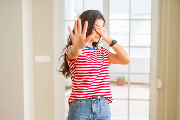 Genç Güzel Kadın Elleri Ile Gözleri Kaplayan Rahat Shirt Giyen — Stok fotoğraf