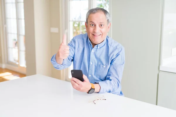 Hombre Mayor Guapo Usando Teléfono Inteligente Enviar Mensaje Feliz Con —  Fotos de Stock