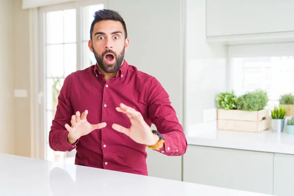 Bonito Homem Negócios Hispânico Com Medo Aterrorizado Com Expressão Medo — Fotografia de Stock