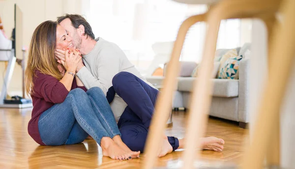 Hermosa Pareja Romántica Sentados Juntos Suelo Besándose Amor Casa —  Fotos de Stock