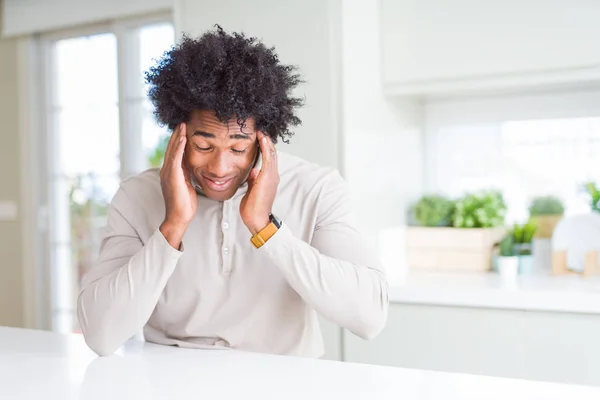 아프리카계 미국인 집에서 손으로 머리에 통증에 때문에 스트레스 편두통을 고통을 — 스톡 사진