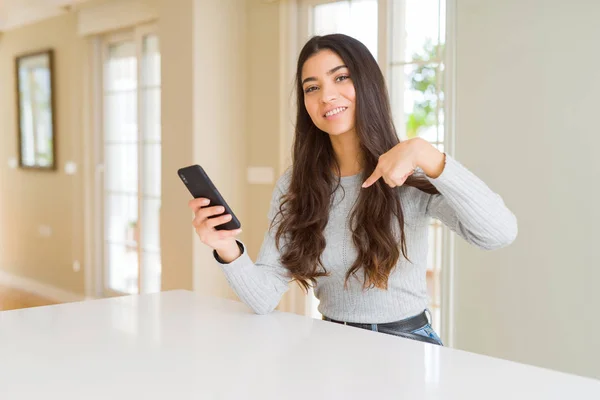 Akıllı Telefon Kullanan Genç Bir Kadın Kendini Işaret Eden Sürpriz — Stok fotoğraf