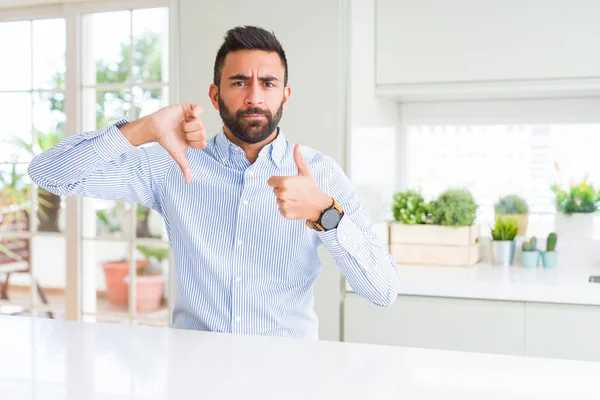 Handsome Spansktalande Business Man Gör Tummen Upp Och Ner Oenighet — Stockfoto