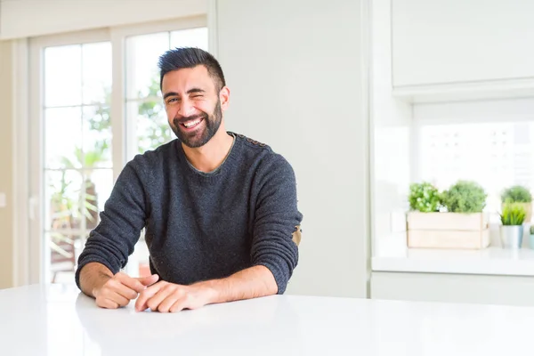 Bonito Homem Hispânico Vestindo Camisola Casual Casa Piscando Olhando Para — Fotografia de Stock