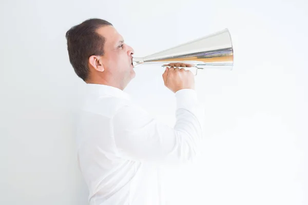 Uomo di mezza età urlando attraverso un megafono — Foto Stock
