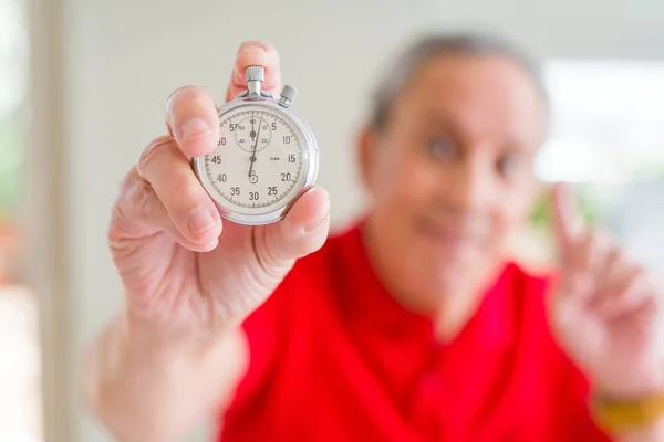 Handsome Senior Man Holding Stopwach Visar Nedräkning Förvånad Med Idé — Stockfoto