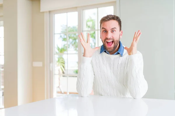 Bonito Homem Vestindo Camisola Casual Celebrando Louco Espantado Pelo Sucesso — Fotografia de Stock