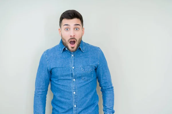 Jovem Homem Bonito Sobre Fundo Isolado Com Medo Chocado Com — Fotografia de Stock