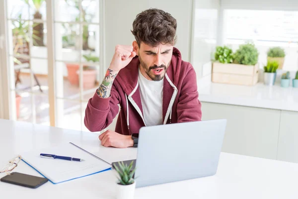 Mladý Student Který Používal Počítačový Laptop Zápisník Rozčilené Frustrovaný Pokřikem — Stock fotografie