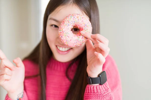 Όμορφη Ασίας Γυναίκα Που Τρώει Ροζ Ζάχαρη Ντόνατ Πολύ Χαρούμενος — Φωτογραφία Αρχείου