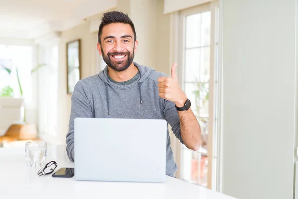 Bonito Homem Hispânico Trabalhando Usando Laptop Computador Feliz Com Grande — Fotografia de Stock