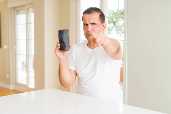 Hombre Mediana Edad Que Muestra Pantalla Del Teléfono Inteligente Apuntando — Foto de Stock