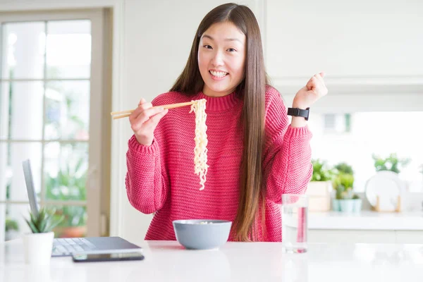 Beautiful Asian Woman Working Using Laptop Eating Asian Noodles Screaming — Stock Photo, Image