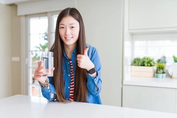 美丽的亚洲女人喝了一杯淡水快乐的大大果做好的迹象 用手指竖起大拇指 优秀的标志 — 图库照片