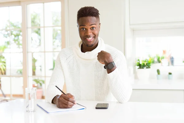 African American Student Man Schrijven Een Papier Met Behulp Van — Stockfoto