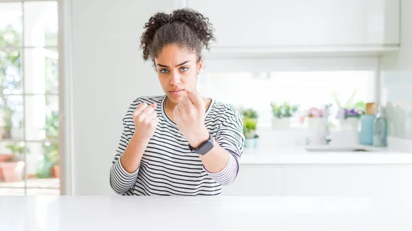 Schöne Afrikanisch Amerikanische Frau Mit Afro Haaren Trägt Lässig Gestreiften — Stockfoto