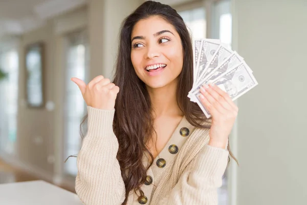 Mujer Joven Sosteniendo Billetes Dólares Apuntando Mostrando Con Pulgar Hacia — Foto de Stock