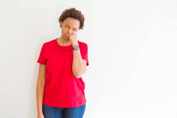 白い背景考えて見る若い美しいアフリカ系アメリカ人女性の疲れや交差腕を持つうつ病問題と退屈 — ストック写真