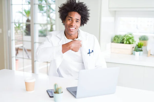 Africano Americano Médico Homem Trabalhando Com Laptop Clínica Com Surpresa — Fotografia de Stock