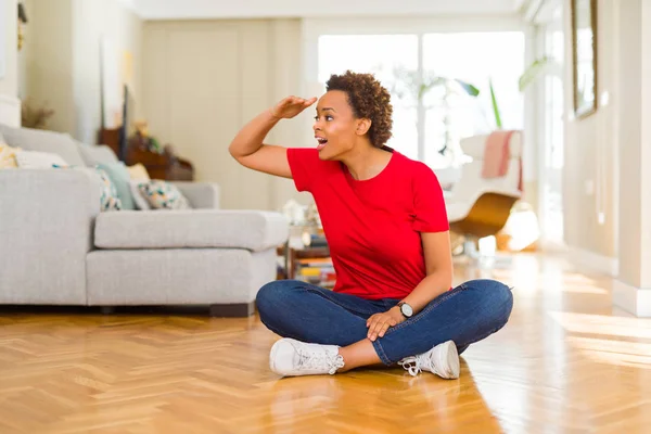 Joven Mujer Afroamericana Hermosa Sentada Suelo Casa Muy Feliz Sonriente — Foto de Stock