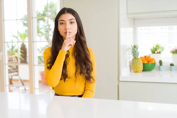 Jonge Mooie Vrouw Thuis Witte Tafel Vragen Stil Zijn Met — Stockfoto