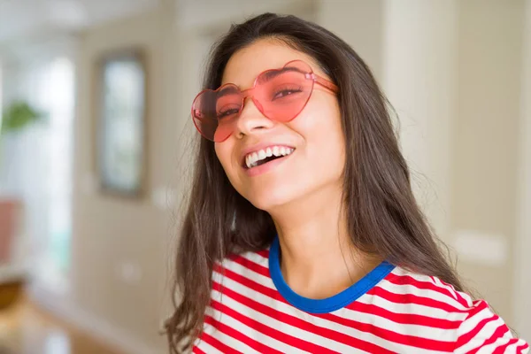 Jovem mulher bonita sorrindo alegre vestindo óculos olhando h — Fotografia de Stock