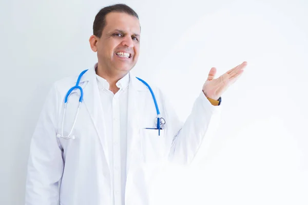 Medico Uomo Mezza Età Indossando Stetoscopio Cappotto Medico Sfondo Bianco — Foto Stock