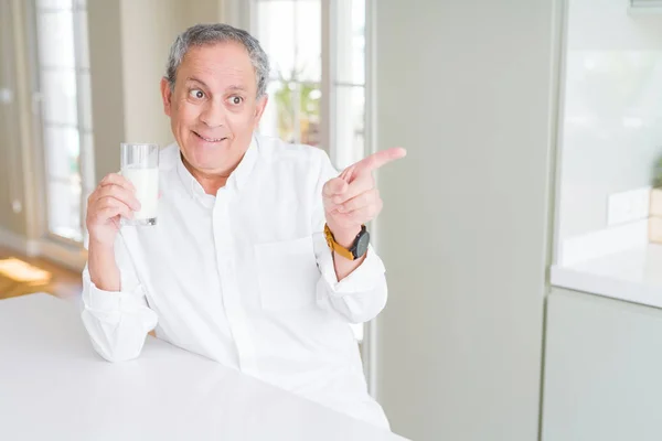 Hombre Mayor Guapo Bebiendo Vaso Leche Fresca Desayuno Muy Feliz — Foto de Stock