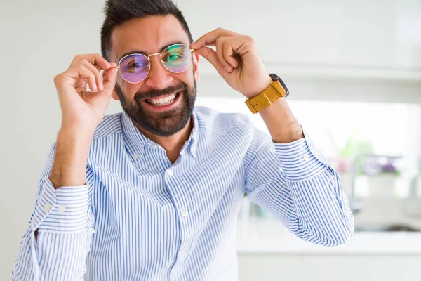 Bello uomo d'affari con gli occhiali e sorridente allegro con — Foto Stock